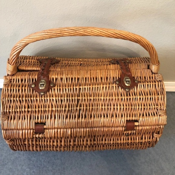 SOLD Picnic basket - Picture 2 of 8